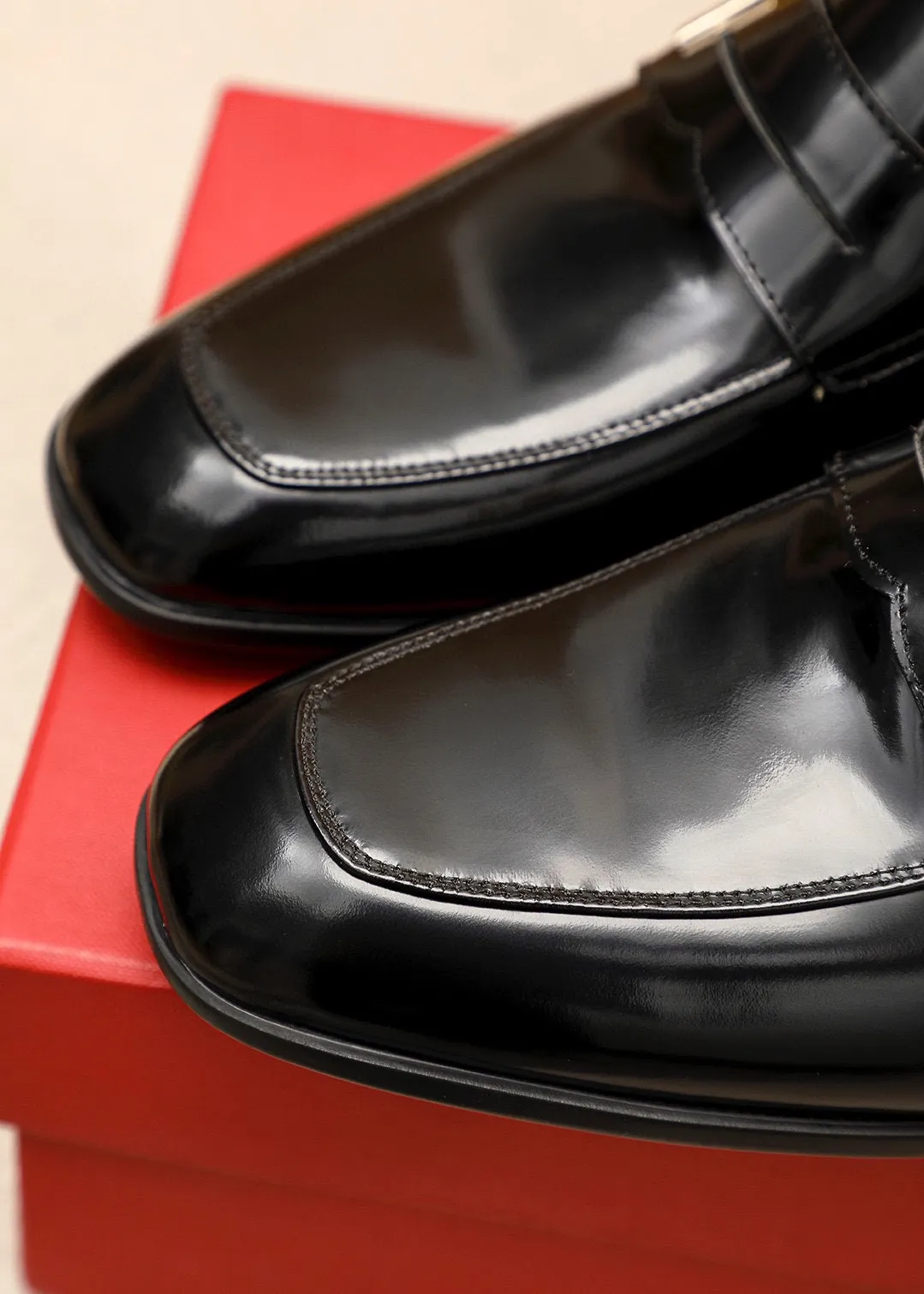 Men's shoes 💰480 💐 Product trademark: Ferragamo "Ferragamo" casual leather shoes Regular size: 38-44 (45🉑️customized) Product materials: Selected imported first-layer open-edge beaded cowhide upper + luxury hardware buckle, imported water-dyed cowhide leather lining. Strong three-dimensional visual effect, original rubber outsole Color: 3⃣️seed leather materials available